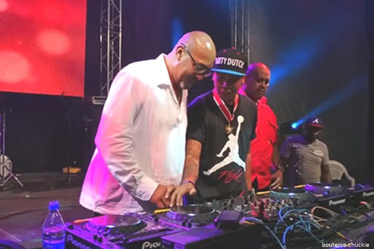 DJ Chuckie krijgt onderscheiding van Suriname