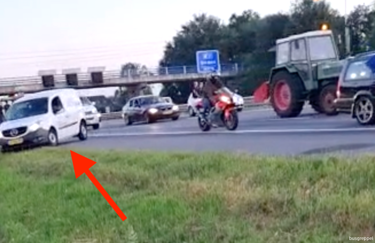 Poah! Busje probeert boeren af te snijden, eindigt in de greppel