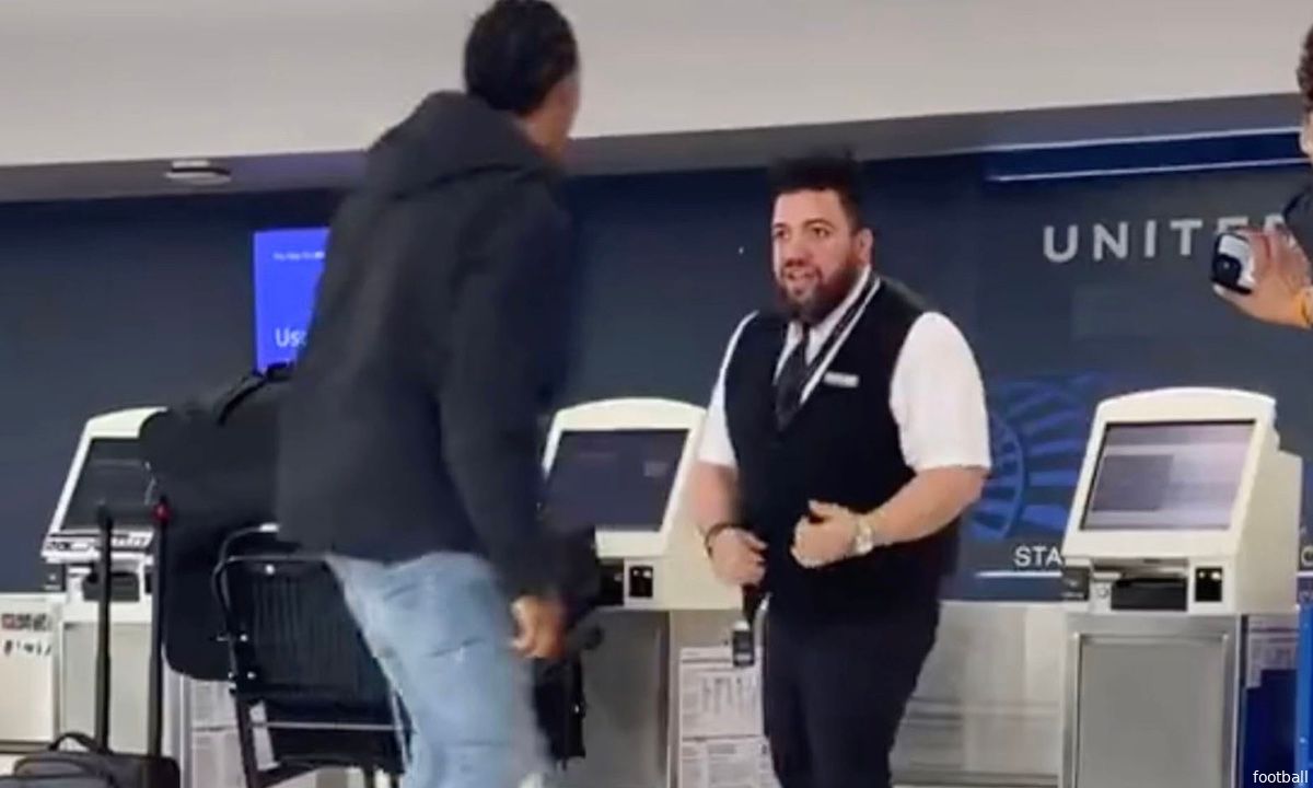 Footballspeler deelt klappen uit op vliegveld: 'Hij wil nog meer!'