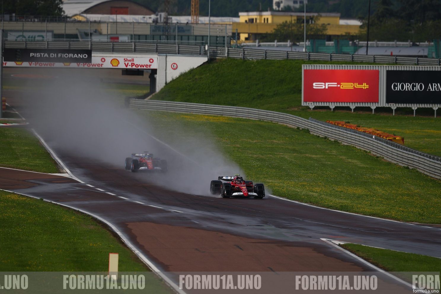 [FOTO'S] - Ferrari test wielkappen die sessie bij hevige regenval moeten laten doorgaan