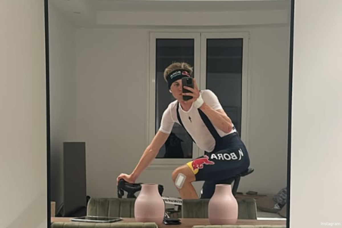 Maxim Van Gils komt met geruststellende foto-update na val door auto op parcours in Bessèges