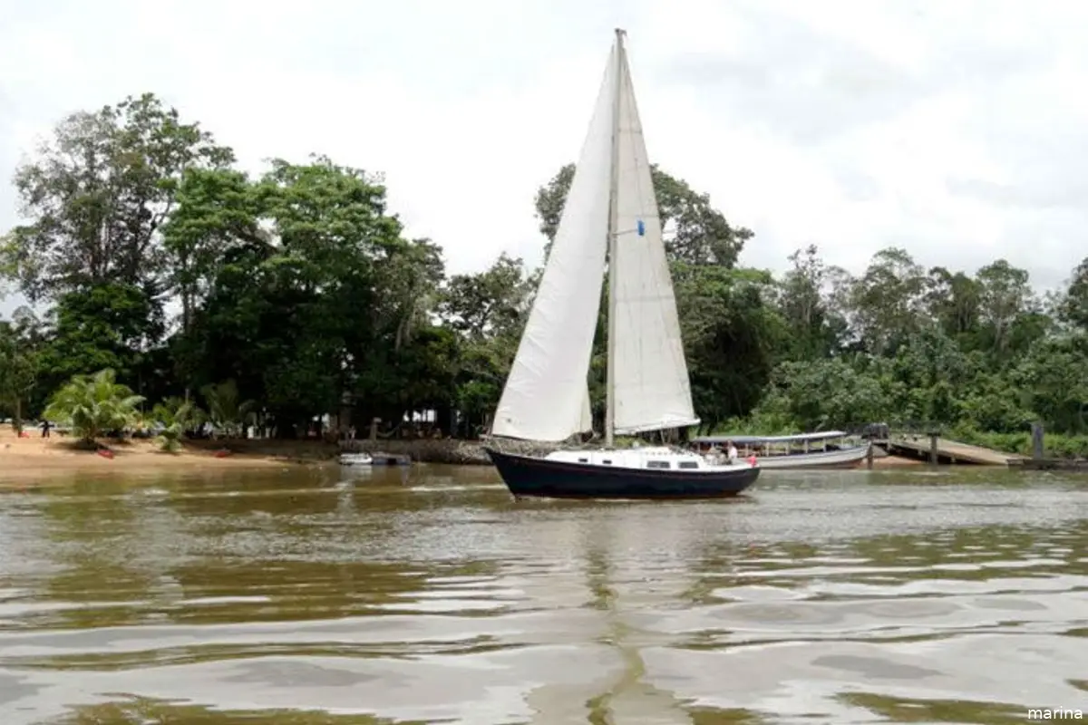 Marina Waterland aan de Surinamerivier