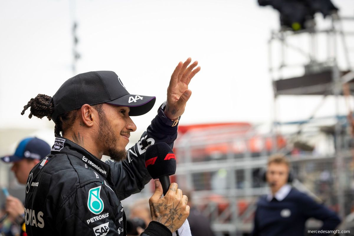 Hamilton erkent fout tijdens GP China: 'Heb de verkeerde keuze gemaakt'