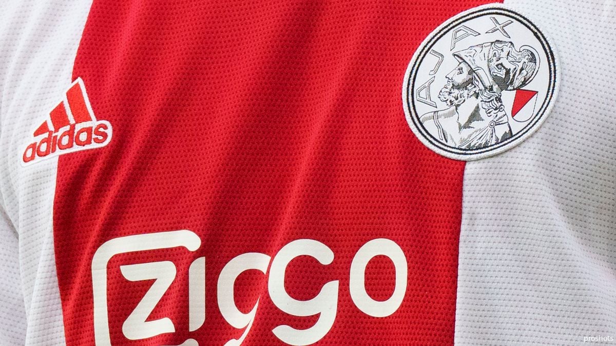Ajax presenteert nieuwe thuisshirt het oude clublogo!