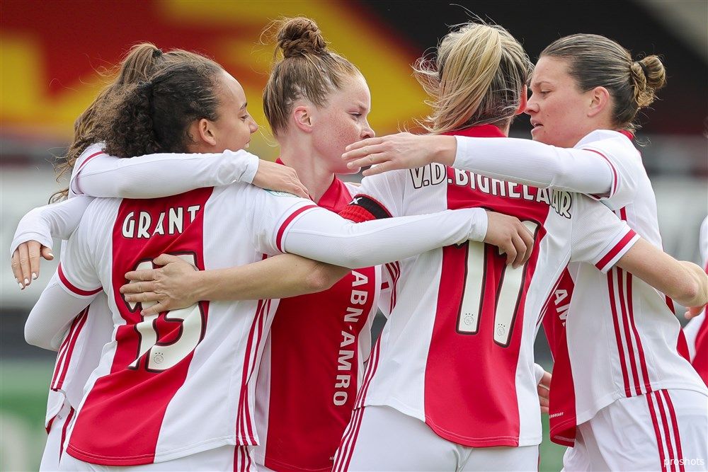 Veronderstelling Buitengewoon Harde ring Ajax Vrouwen winnen periodetitel door overtuigende overwinning op PSV