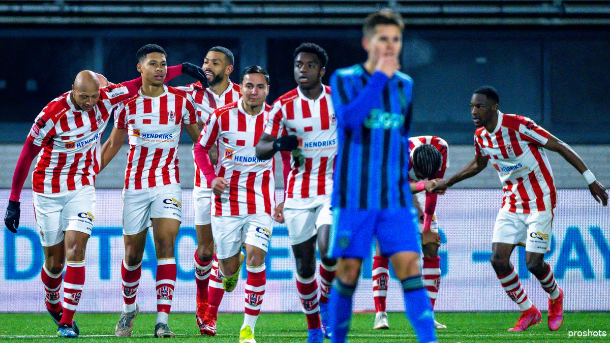 Jong Ajax incasseert late gelijkmaker en loopt periodetitel mis Jong Ajax incasseert late gelijkmaker en loopt periodetitel mis