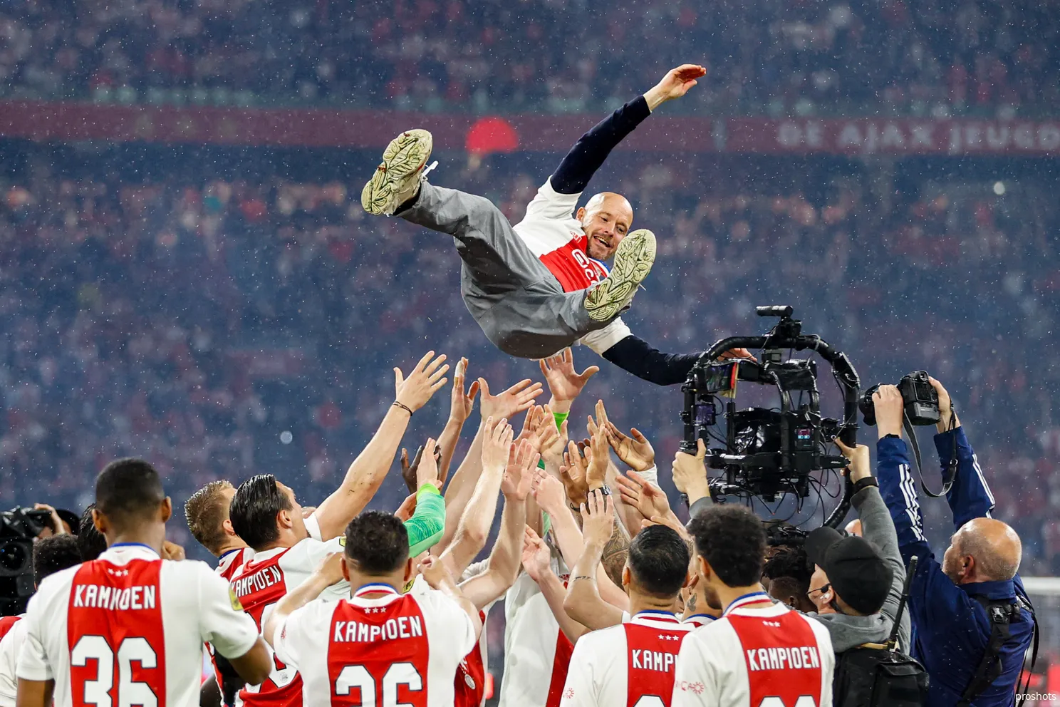 'Ajax moet zoektocht naar nieuwe trainer uitbreiden: club rekent niet meer op Ten Hag'