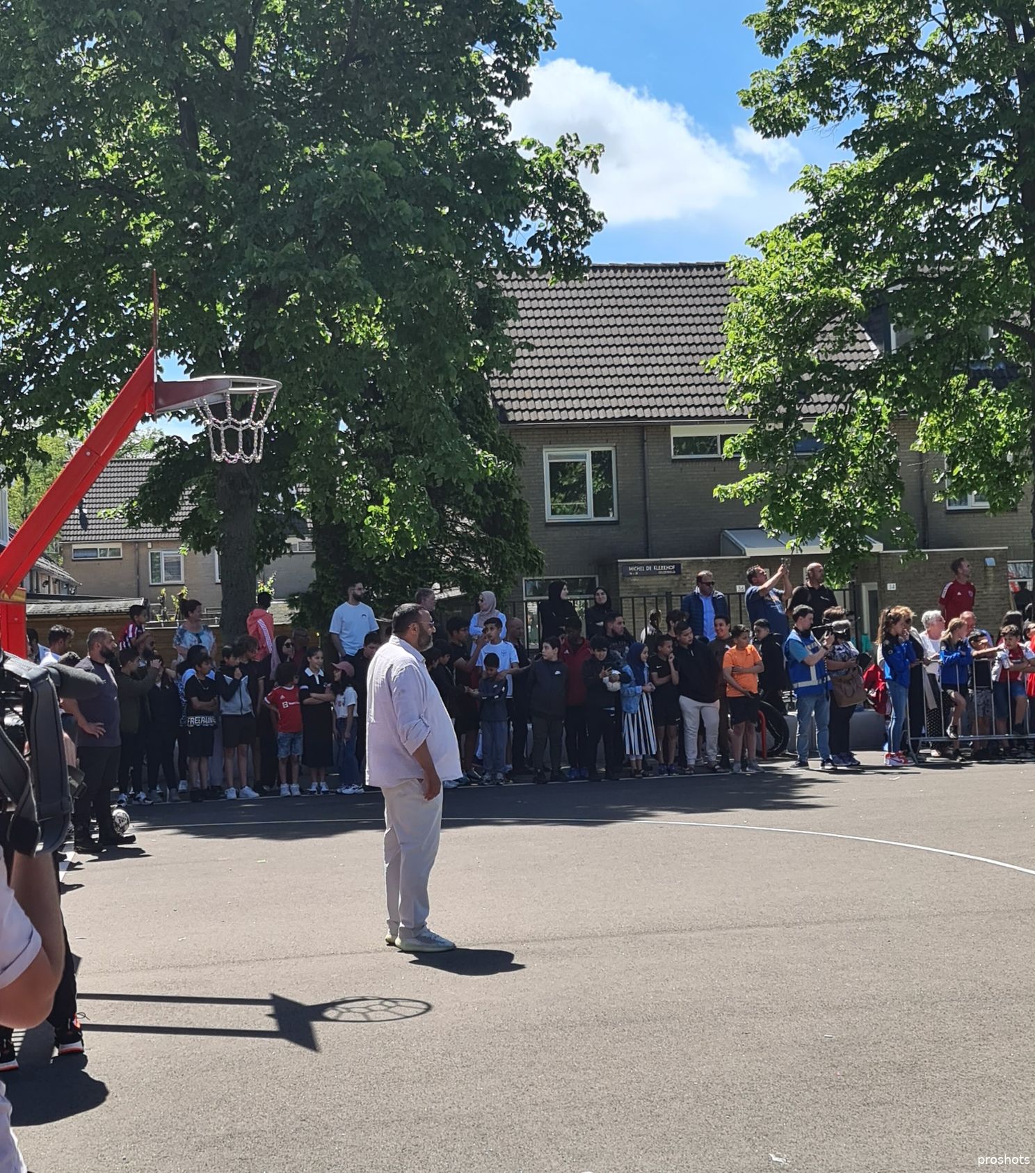 Familie Nouri 'blij en trots' bij opening A. Nouriplein: 'Dat is verbinding, dat is Appie'