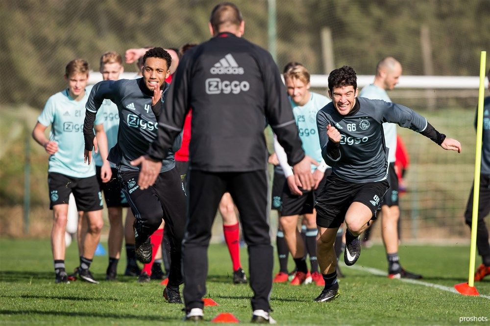 Clement ziet Ajax nog altijd als topploeg: 'Niet zo zwart-wit dat het opeens niet meer kan’