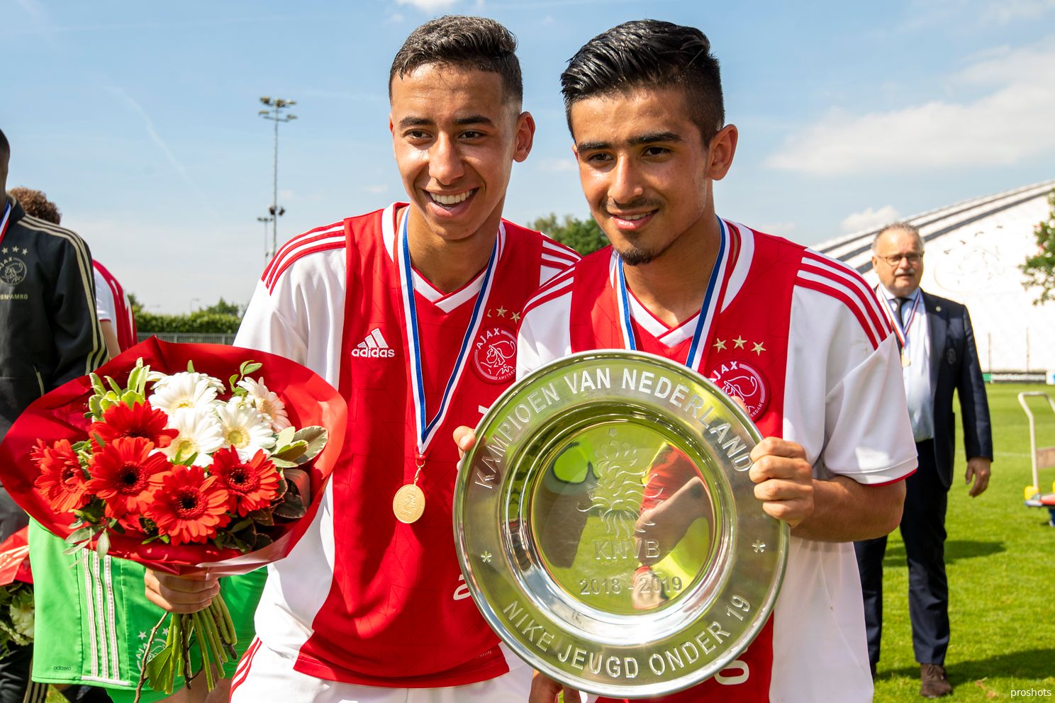 Anass Salah-Eddine (links) viert samen met Naci Ünüvar (rechts) het landskampioenschap in zijn periode bij Ajax O19.