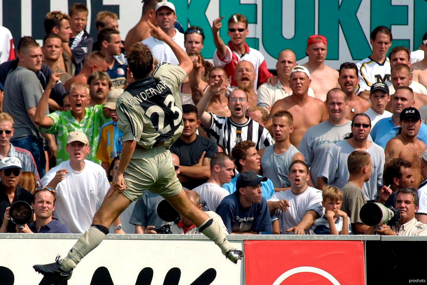 Van Halst genoot van De Klassieker in 2001: Wat vond ik dat leuk! Dat Rafael daar aan die zijkant doorkwam en daarna ging Raffie voor het publiek staan. Haha, klerelijer!'