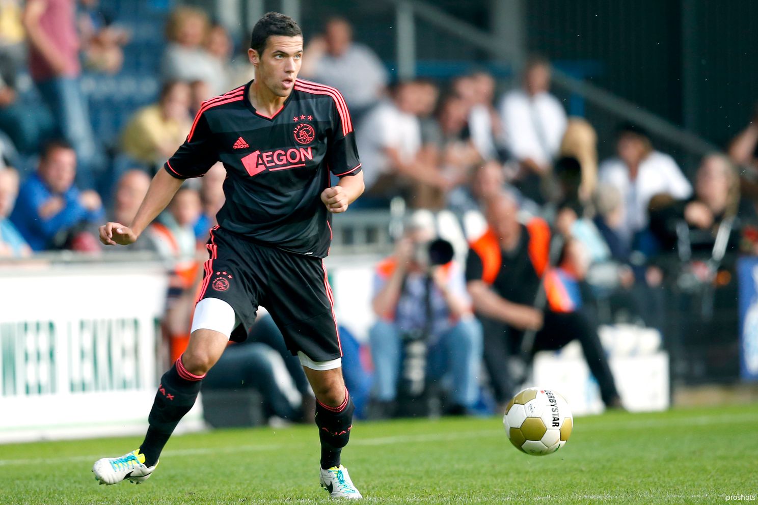 Sven Nieuwpoort in actie namens Ajax tijdens een oefenduel met De Graafschap (0-3 winst) in de voorbereiding op het seizoen 2013/14.