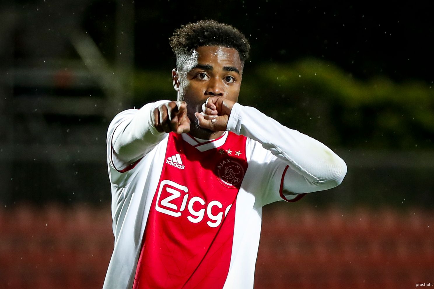 Ché Nunnely in het shirt van Ajax. Met Jong Ajax vierde hij in 2018 nog het kampioenschap in de Keuken Kampioen Divisie.