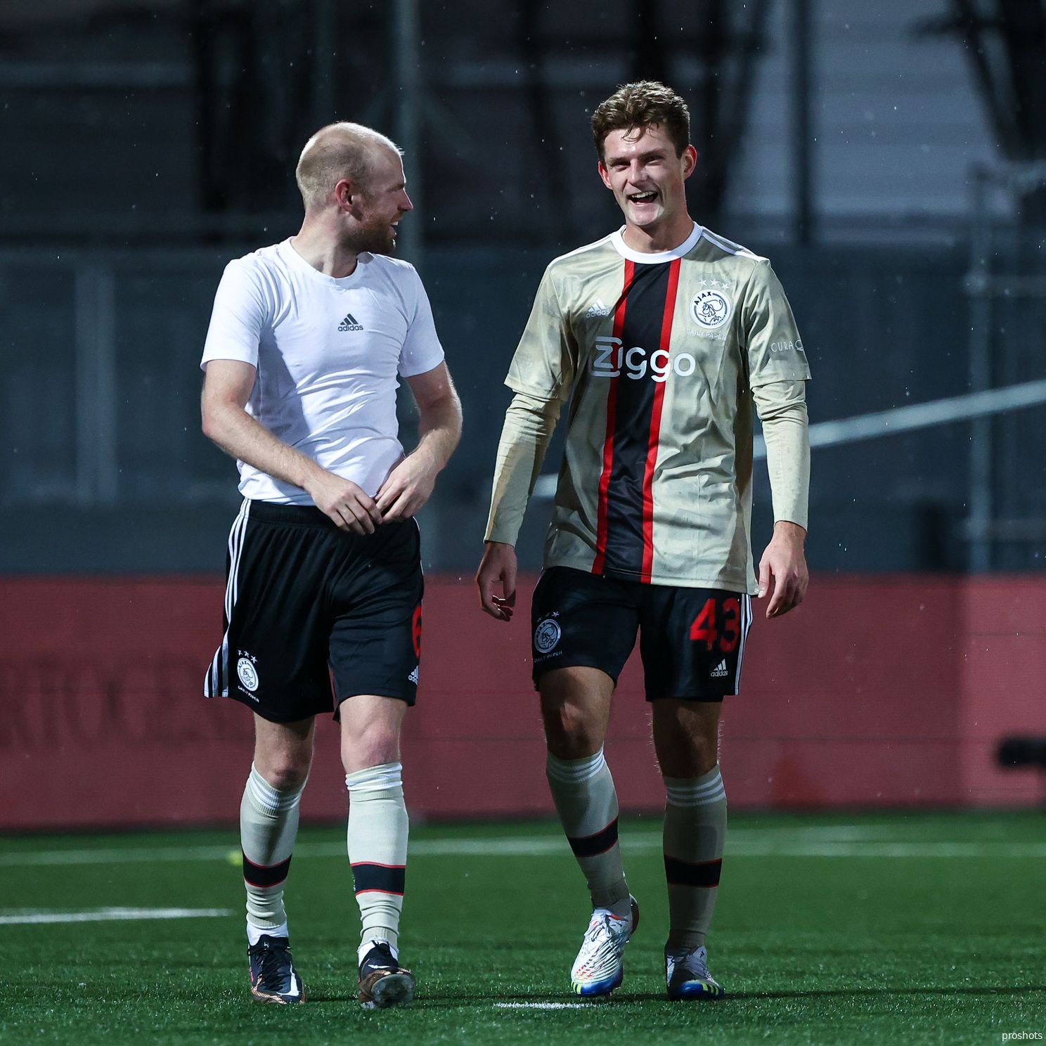 'Bij Ajax 1 is Olivier goed opgevangen door Davy Klaassen. Klaassen stelt hem op zijn gemak en aan hem kan Olivier dingen vragen als hij iets niet weet.'