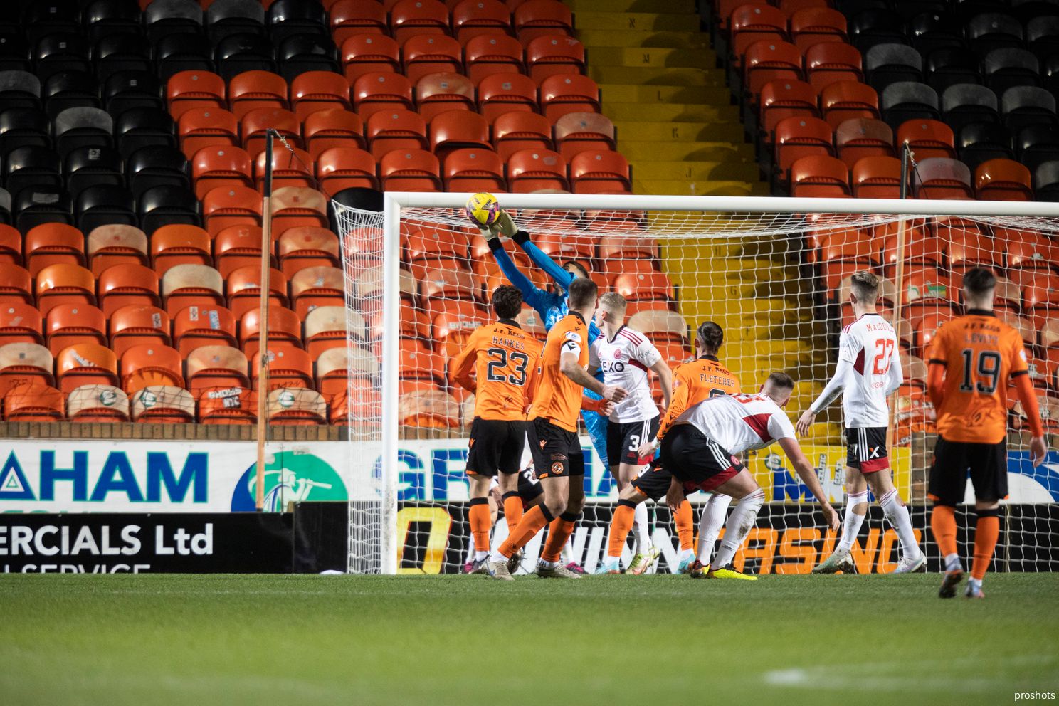 Jay Gorter maakte een belangrijke redding voor Aberdeen. In Schotland, waar het voetbal meer fysiek is, stapt hij uit zijn comfortzone. 'Ik wilde mij meer focussen op dingen als voorzetten.'