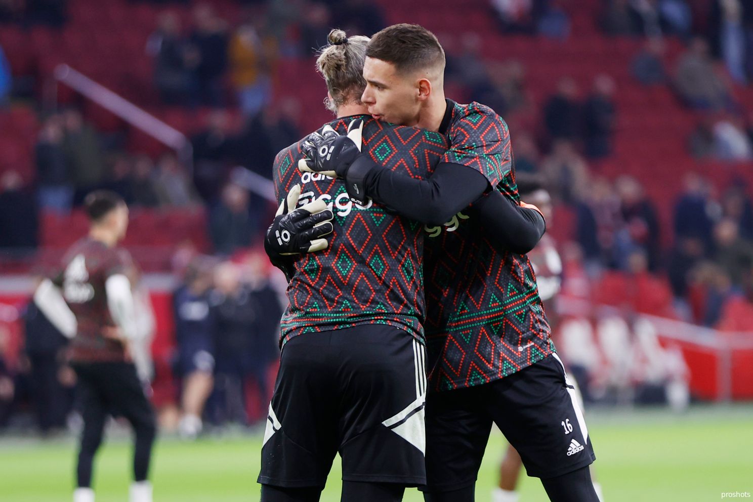 Jay Gorter met zijn teamgenoot Remko Pasveer. Ajax zou het contract van Pasveer willen verlengen, terwijl de club naar verluidt ook een derde keeper wil aantrekken. 'Ik ga heel open de zomer in en dan gaan we kijken hoe Ajax het wil invullen.'