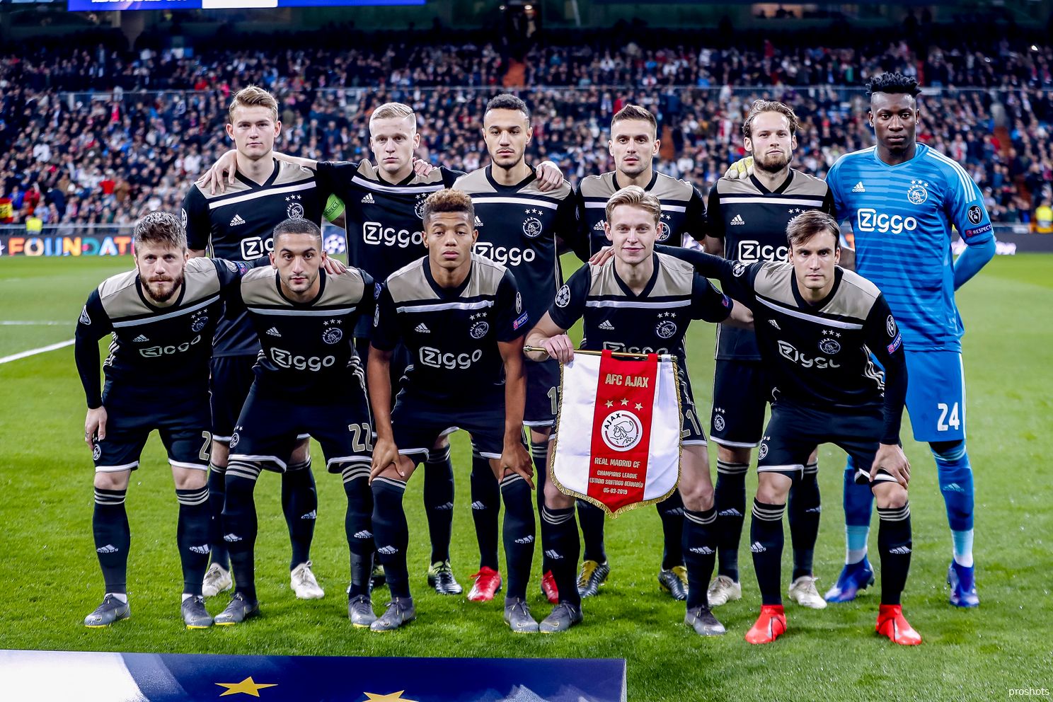 Het succesvolle Ajax-team dat in maart 2019 op bezoek bij Real Madrid met 1-4 wist te winnen. Bovenste rij van links naar rechts: Matthijs de Ligt, Donny van de Beek, Noussair Mazraoui, Dusan Tadić, Daley Blind, André Onana. Onderste rij van links naar rechts: Lasse Schöne, Hakim Ziyech, David Neres, Frenkie de Jong en Nicolás Tagliafico.