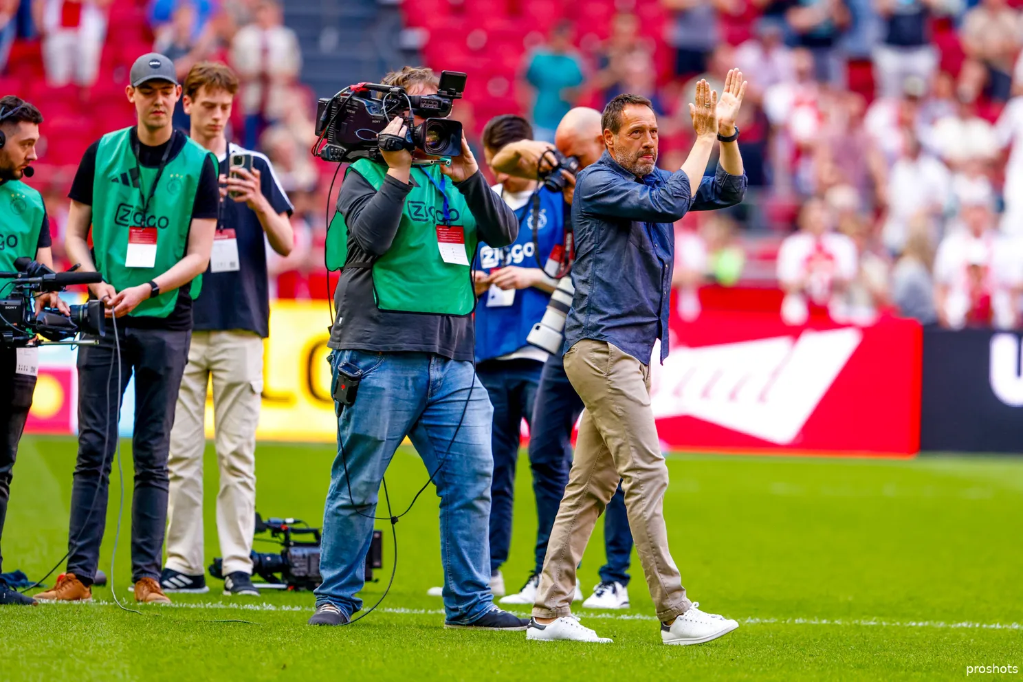 john van t schip applaus publiek ajax almere city 23 24