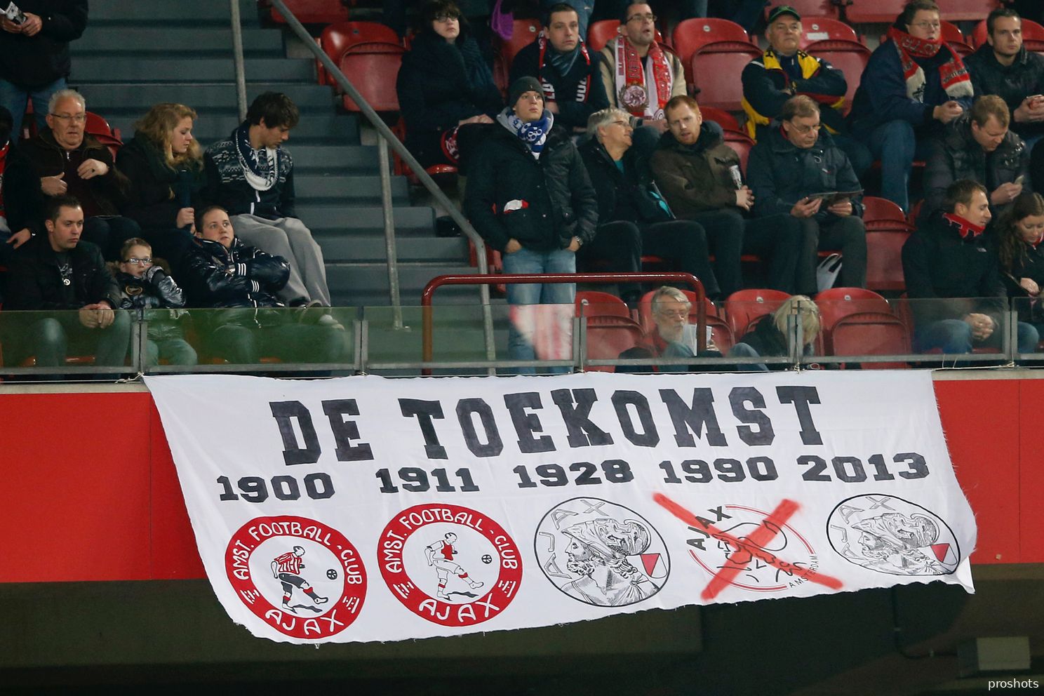 Ajax neemt oude klassieke Ajax-logo in seizoen 2025/26' na 34 jaar weer in gebruik