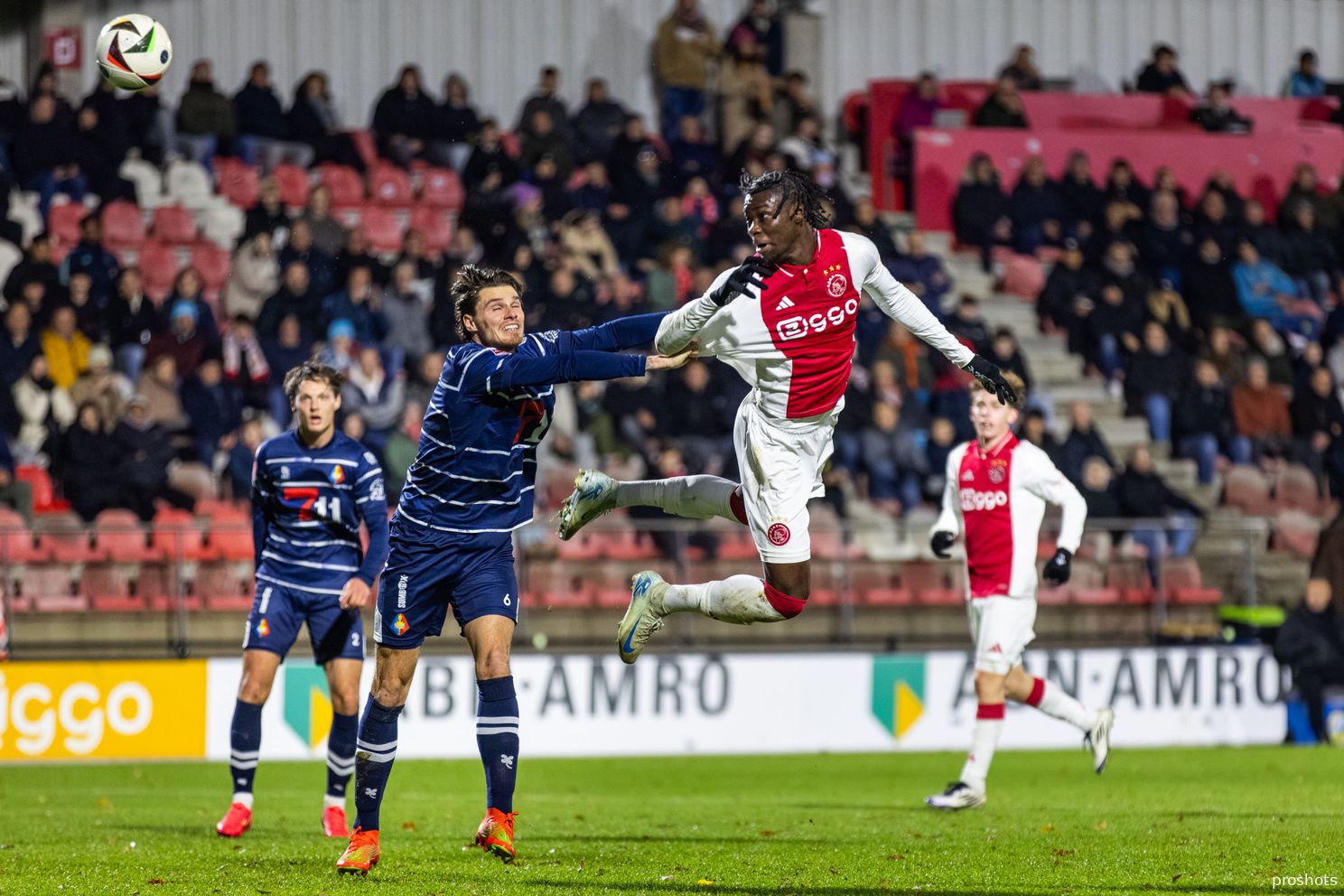 Jong Ajax profiteert van blunder Telstar-keeper en boekt eerste thuiszege