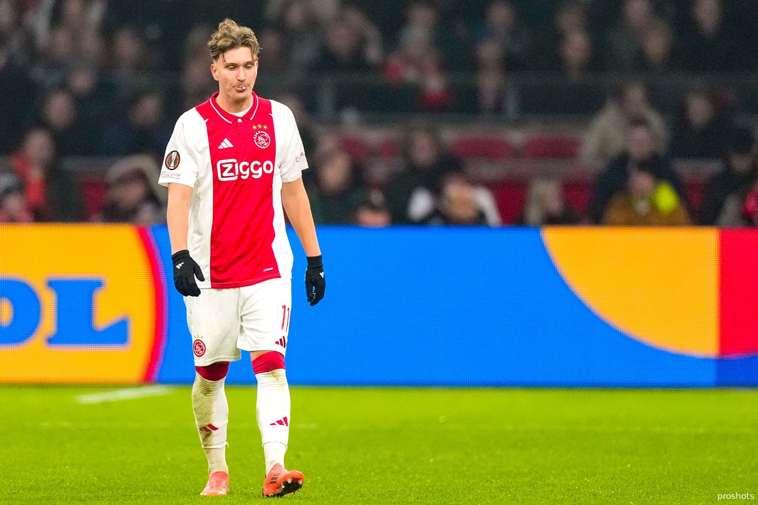 Godts krijgt vragen over mogelijke crisissfeer bij Ajax: 'Er is geen crisis, haha'