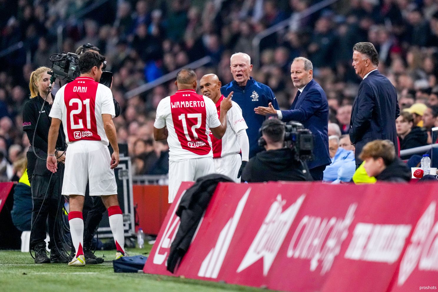 Wamberto glundert op 50ste verjaardag: 'Weet je, het Ajax-shirt is zo speciaal voor mij'