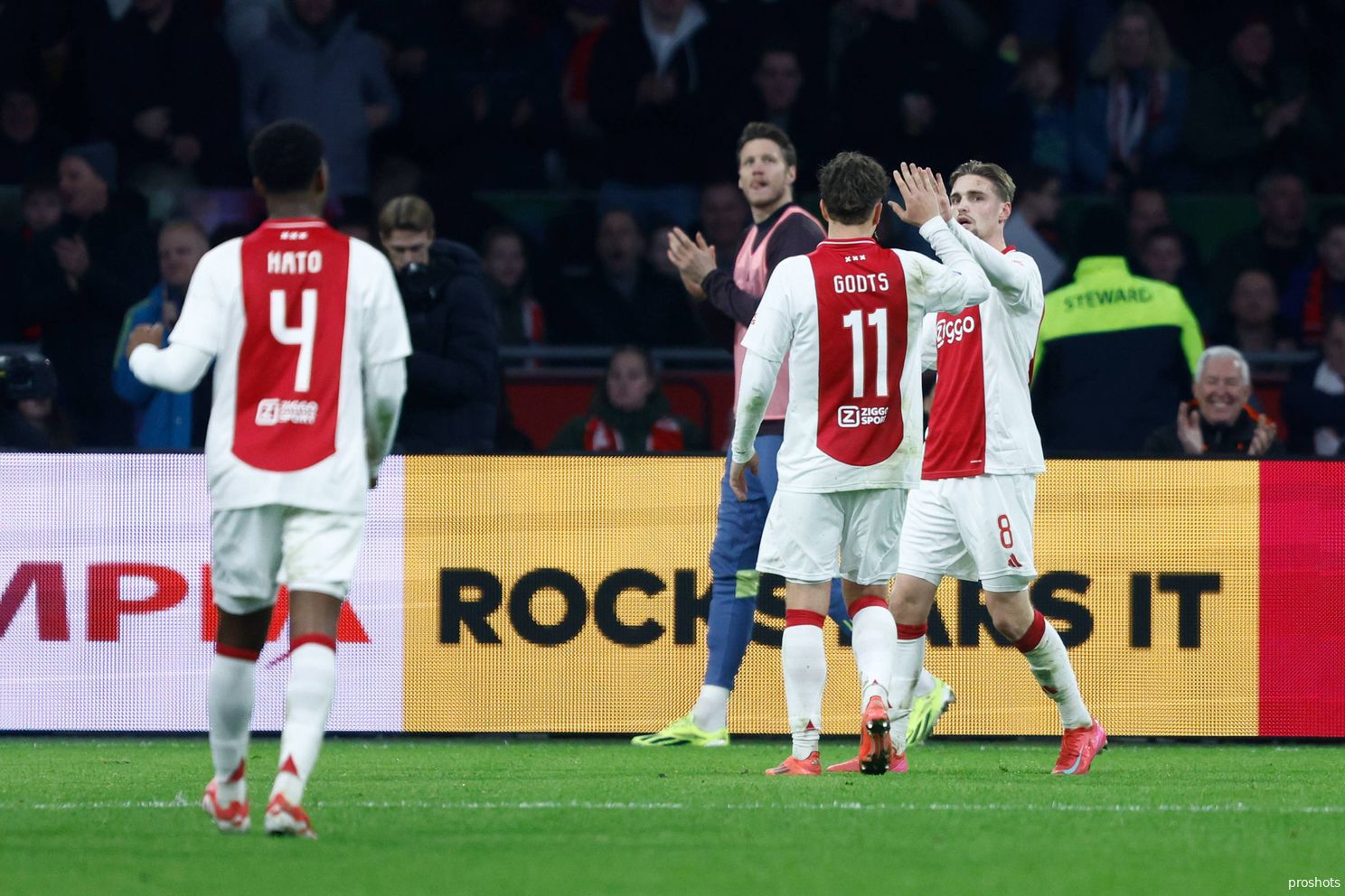 Ajax zakt in tweede helft ver terug, maar wint wel van hekkensluiter RKC Waalwijk