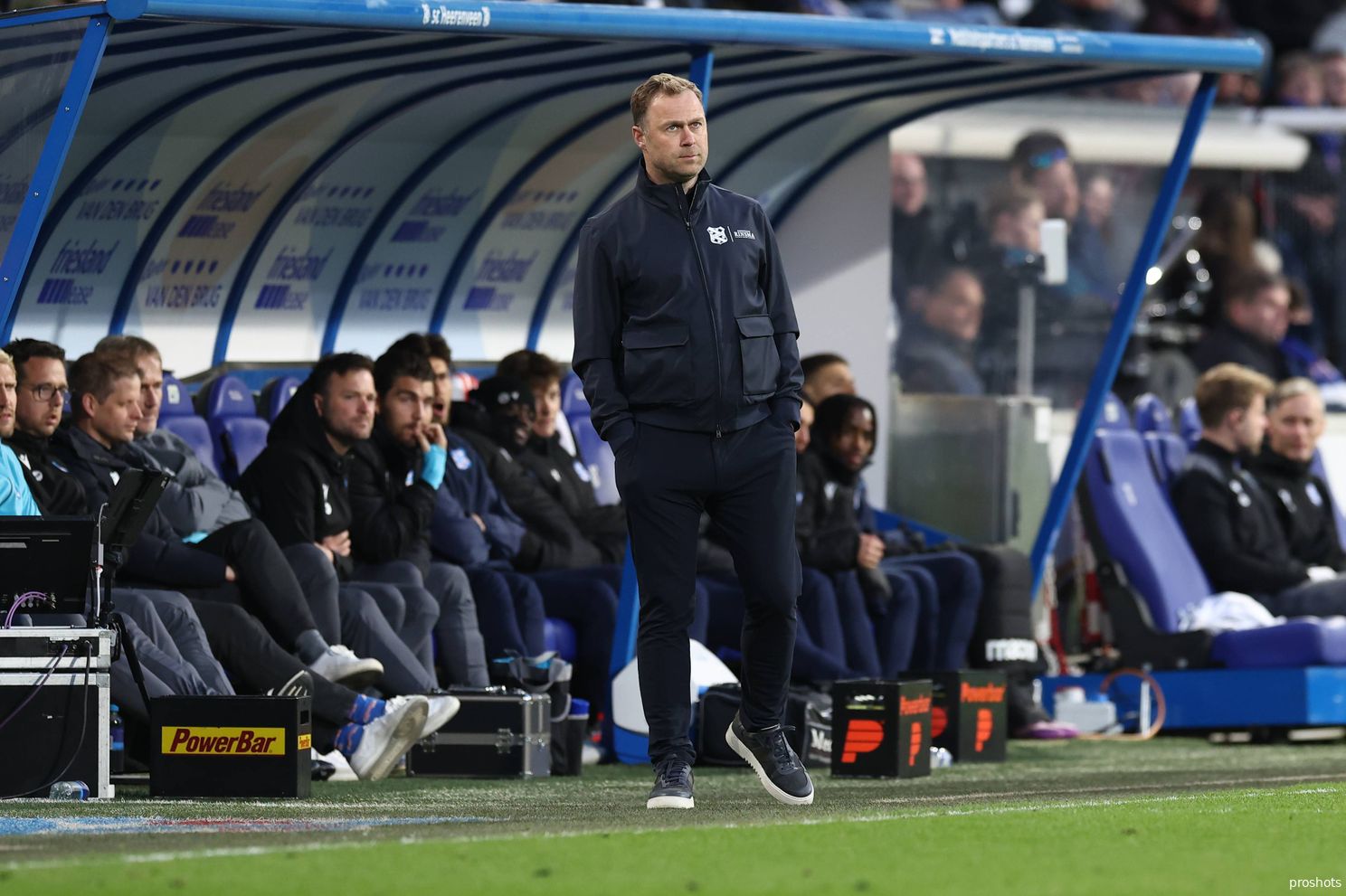 sc Heerenveen boekt met tien man nipte zege op Almere City