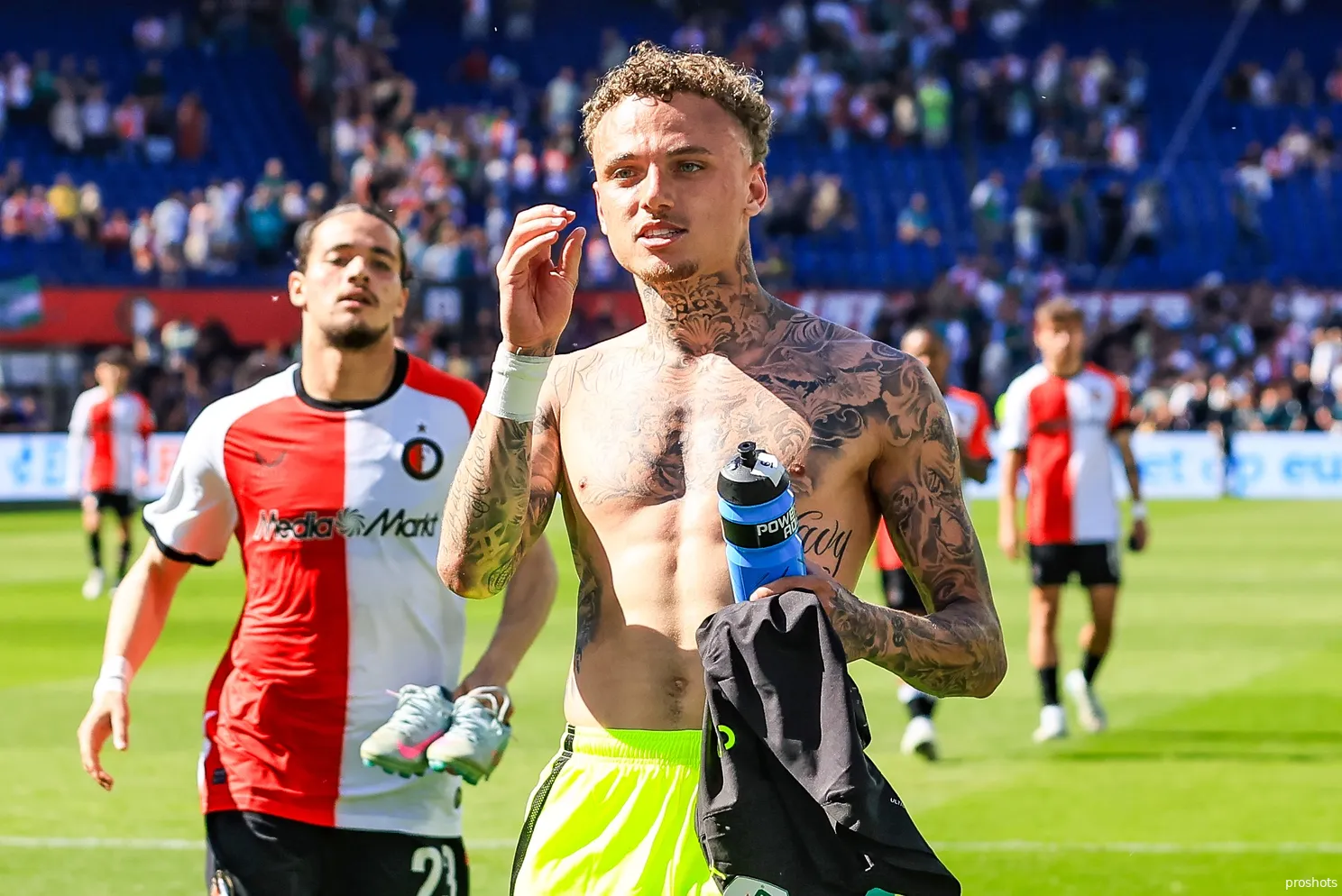 PSV kent bizarre comeback tegen Feyenoord en zet Ajax vol onder druk