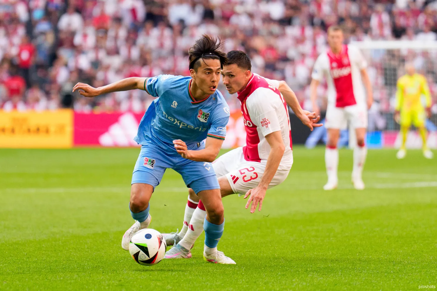 Rondom Ajax: Berghuis reageert frustratie af op assistent-scheidsrechter