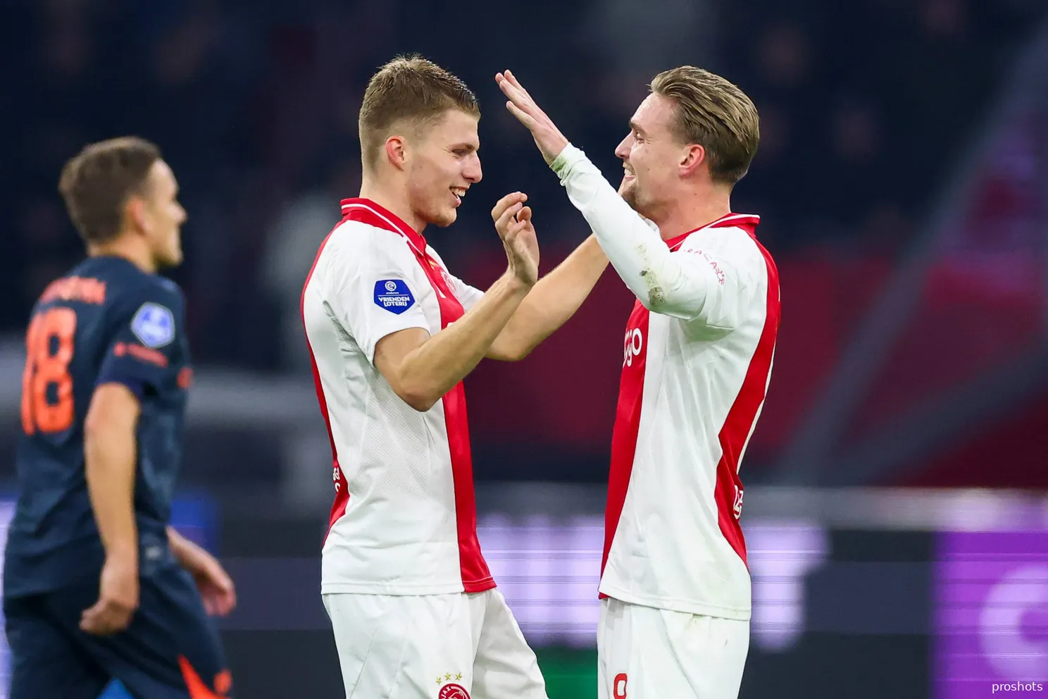 Geruchtenmolen: '32-voudig Amerikaans international door management aangeboden aan Ajax'