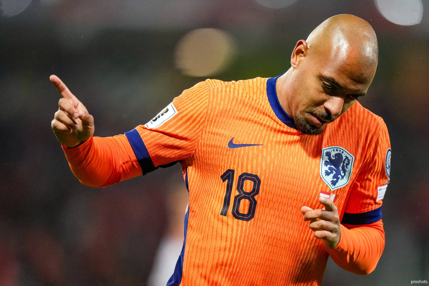 Oranje walst over Malta heen; Memphis evenaart doelpuntenrecord van Van Persie