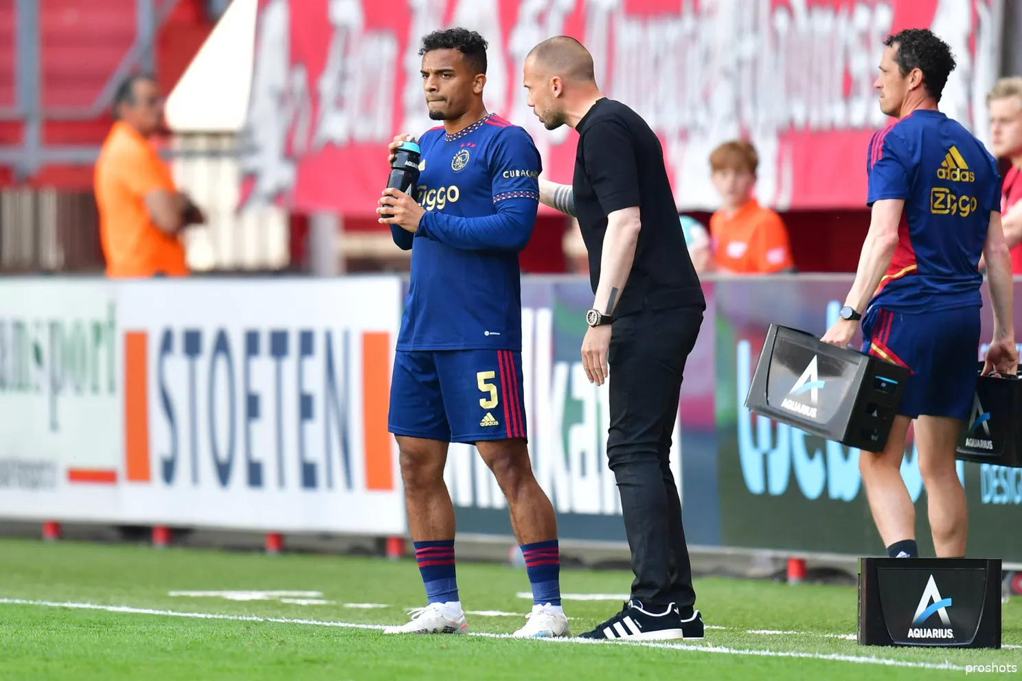 'Feyenoord heeft Ajax-target op de radar; Heitinga hoopt Wijndal aan de praat te krijgen'