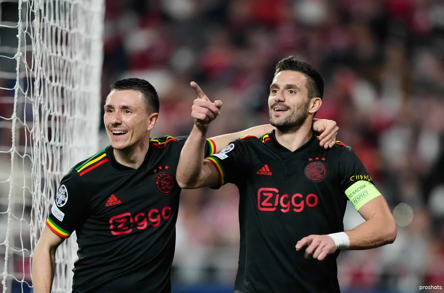 dusan tadic steven berghuis ajax bob marley tenue