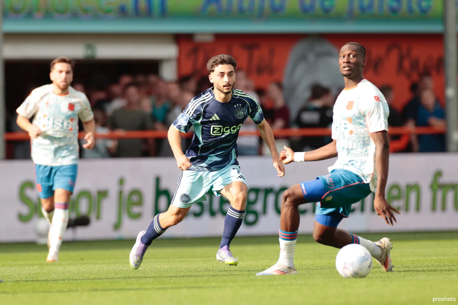 raul moro fc volendam ajax 25/26