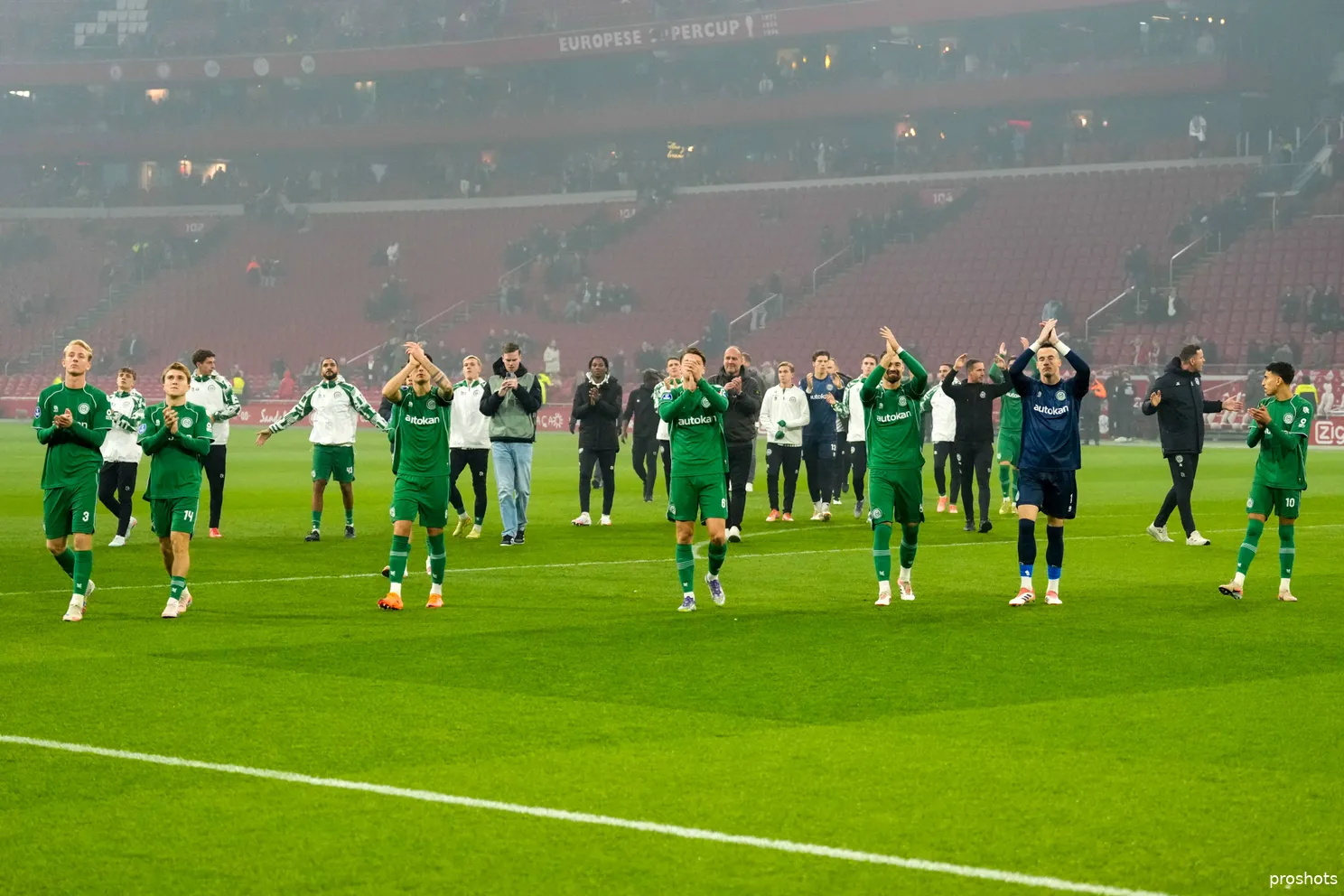 fc-groningen-spelers-bedanken-supporters