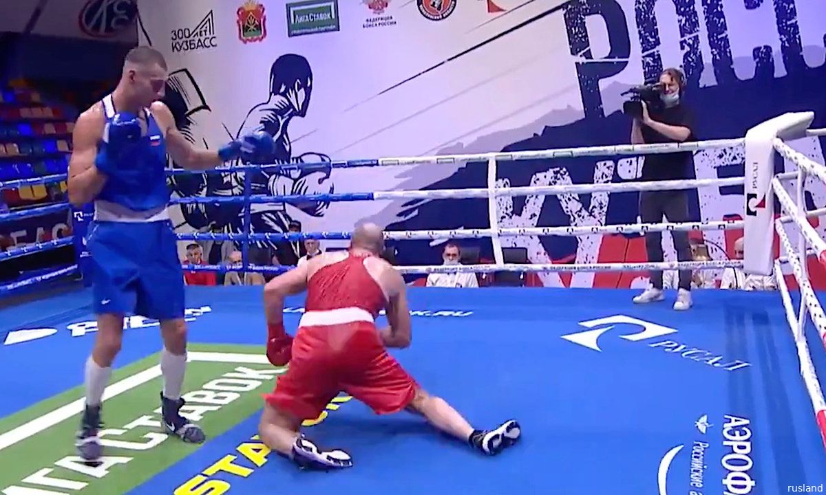 Russische bokser wint met perfecte uppercut