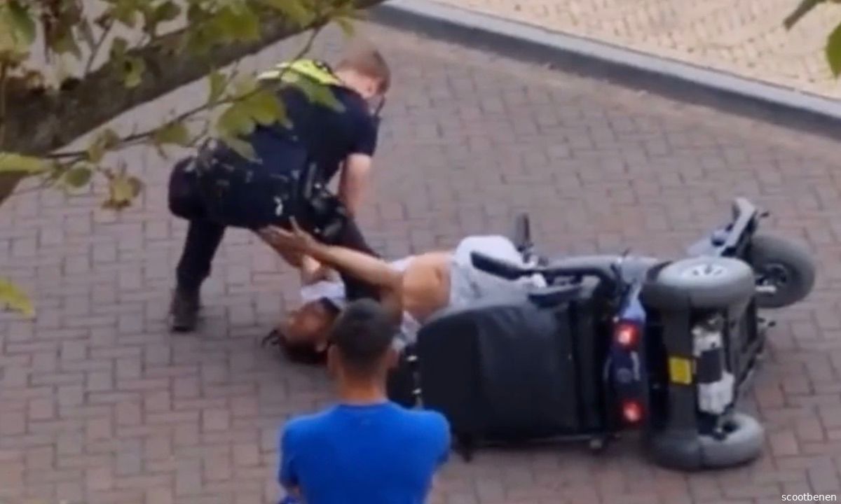 Politie trekt man zonder benen uit scootmobiel
