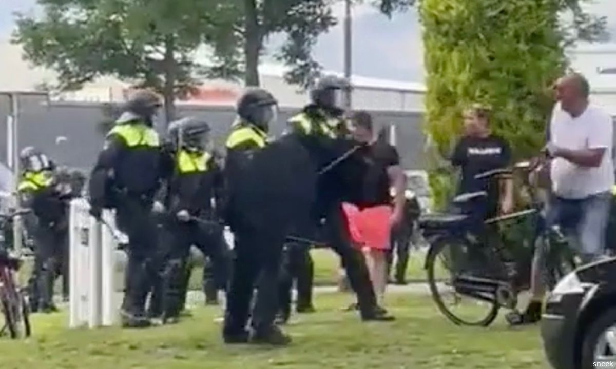 Politie gaat los bij boerenprotest: omstander krijgt klappen