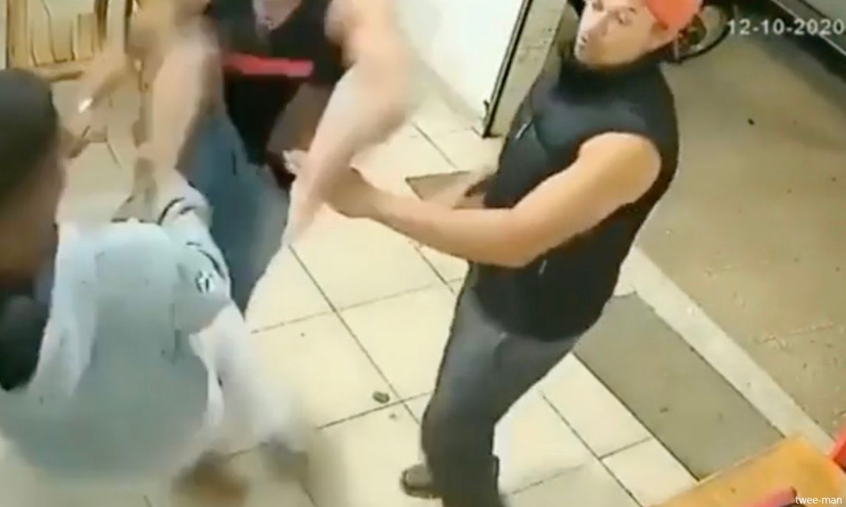 Knap: vechter wordt door twee man aangevallen, slaat ze allebei knockout