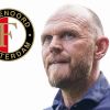 Humor: Spelersgroep plaagt Oosting met Feyenoord-clublied in kleedkamer