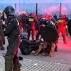 Video: Complete chaos na Heracles - FC Twente, politiehond bijt agent