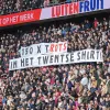 Foto: Vak-P eert Daan Rots met tekstdoek voor 150e Eredivisiewedstrijd