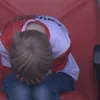 Jonge Feyenoord-fan bekeert zich en trekt FC Twente-shirt over zijn Feyenoord-shirt