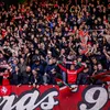 Liters bier door de lucht: Grote ontlading bij 'knettergekke' FC Twente-supporters