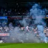 Bizarre taferelen bij degradatie Heracles: Hooligans bekogelen medesupporters met vuurwerk