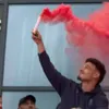 Video: Lemkin gooit rookbom in feestende groep FC Twente-supporters