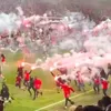 Kampioenswedstrijd Sadílek ontspoort volledig: Bizarre veldbestorming en bekogeling uitvak