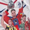 Video: Zwitserse kunstenaar maakt bijzonder eerbetoon aan Van Wolfswinkel met uniek shirt