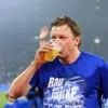 “Heb met vriendin op de grond geslapen”: Mulder gaat los na promotie Schalke